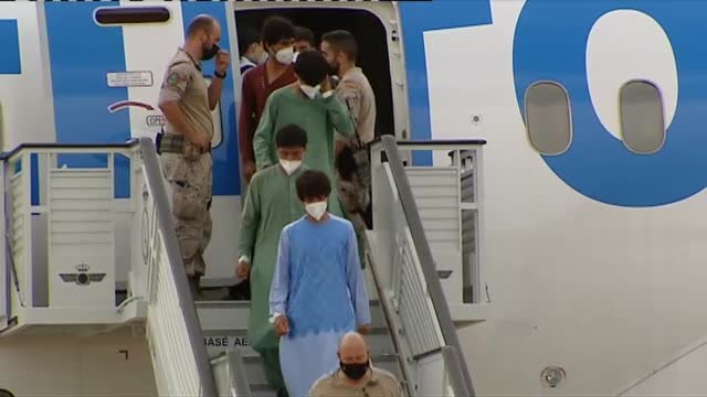 Aterrizan en Torrejón de Ardoz otros 290 afganos evacuados