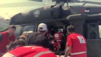Türk polisi ve Kızılay gönüllüleri yıpranan Türk bayrağını yenisiyle değiştirdi