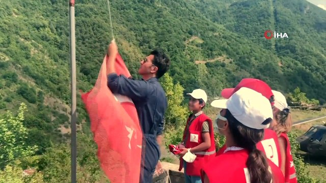 Türk polisi ve Kızılay gönüllüleri yıpranan Türk bayrağını yenisiyle değiştirdi
