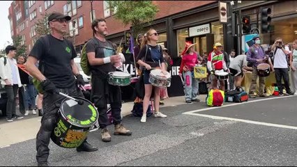 İngiltere'de çevreci grubun eylemine polis müdahalesi