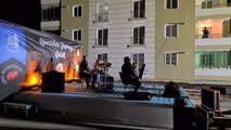 Kovid-19'a yakalanan solist, karantinaya girdiği evinin balkonunda konser verdi