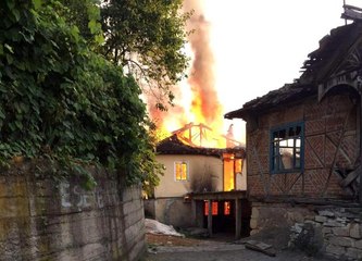 2 katlı ahşap ev alevlere teslim oldu