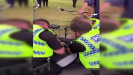 - İngiltere’de sokak sanatçısına polis şiddeti