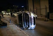 Beşiktaş'ta sürücüsünün direksiyon hakimiyetini kaybettiği otomobil devrildi: 2 yaralı