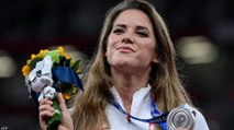 بطلة أولمبية بولندية تبيع ميداليتها الفضية في مزاد لعلاج قلب طفل!