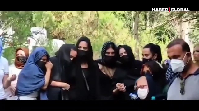 Emine Ün'ün acı günü! Annesinin cenazesinde ayakta durmakta zorlandı
