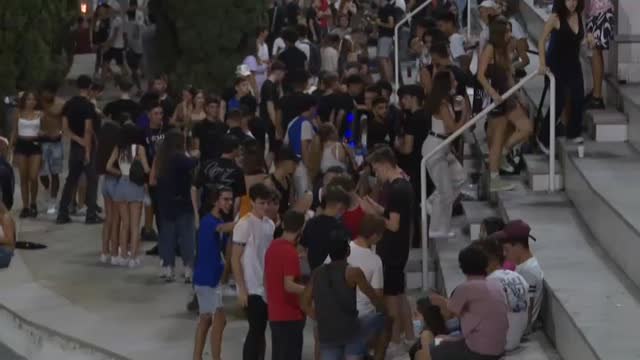 Desalojan a cerca de mil jóvenes en las fiestas de Sants