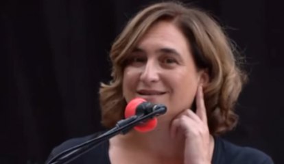 El estruendoso abucheo a Ada Colau durante un pregón festivo que la pone llorona