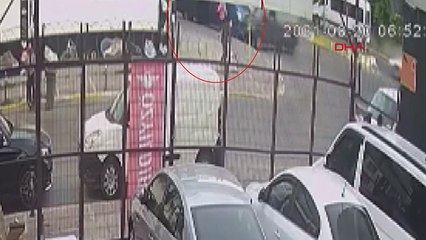 Esenyurt'ta ehliyetsiz sürücü kaldırımda yürüyen kadına çarpıp, kaçtı