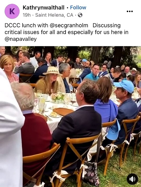 Nancy Pelosi y miembros del Partido Demócrata sin mascarilla, cuando ordenan a los demás que las lleven