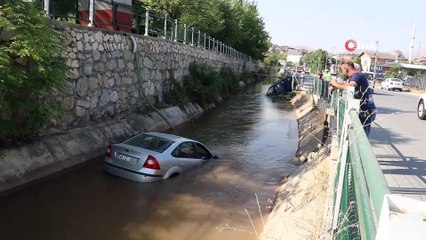 Kafa kafaya çarpışan otomobiller sulama kanalına uçtu