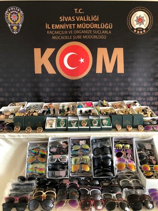 Sivas'ta kaçak kol saatleri ve güneş gözlükleri ele geçirildi