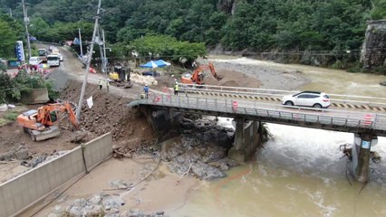 태풍에 끊긴 포항 국도 31호선 다리 '임시 복구' / YTN