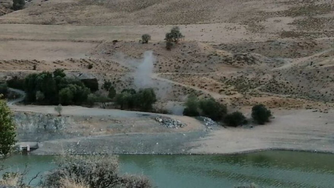 Barajda sular çekildi, el bombası ortaya çıktı