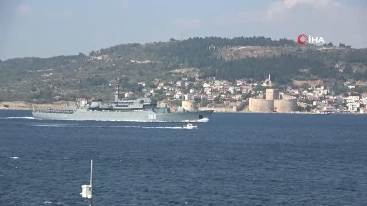 Rus Donanması'na ait eğitim gemisi Çanakkale Boğazı'ndan geçti