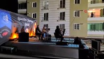 Korona virüse yakalanan müzisyen, evinin balkonundan konser verdi
