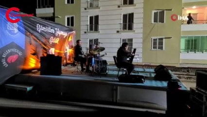 Koronavirüse yakalanan müzisyen, evinin balkonundan konser verdi