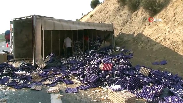 Kuzey Marmara Otoyolu'nda yumurta yüklü kamyon devrildi: 1 yaralı