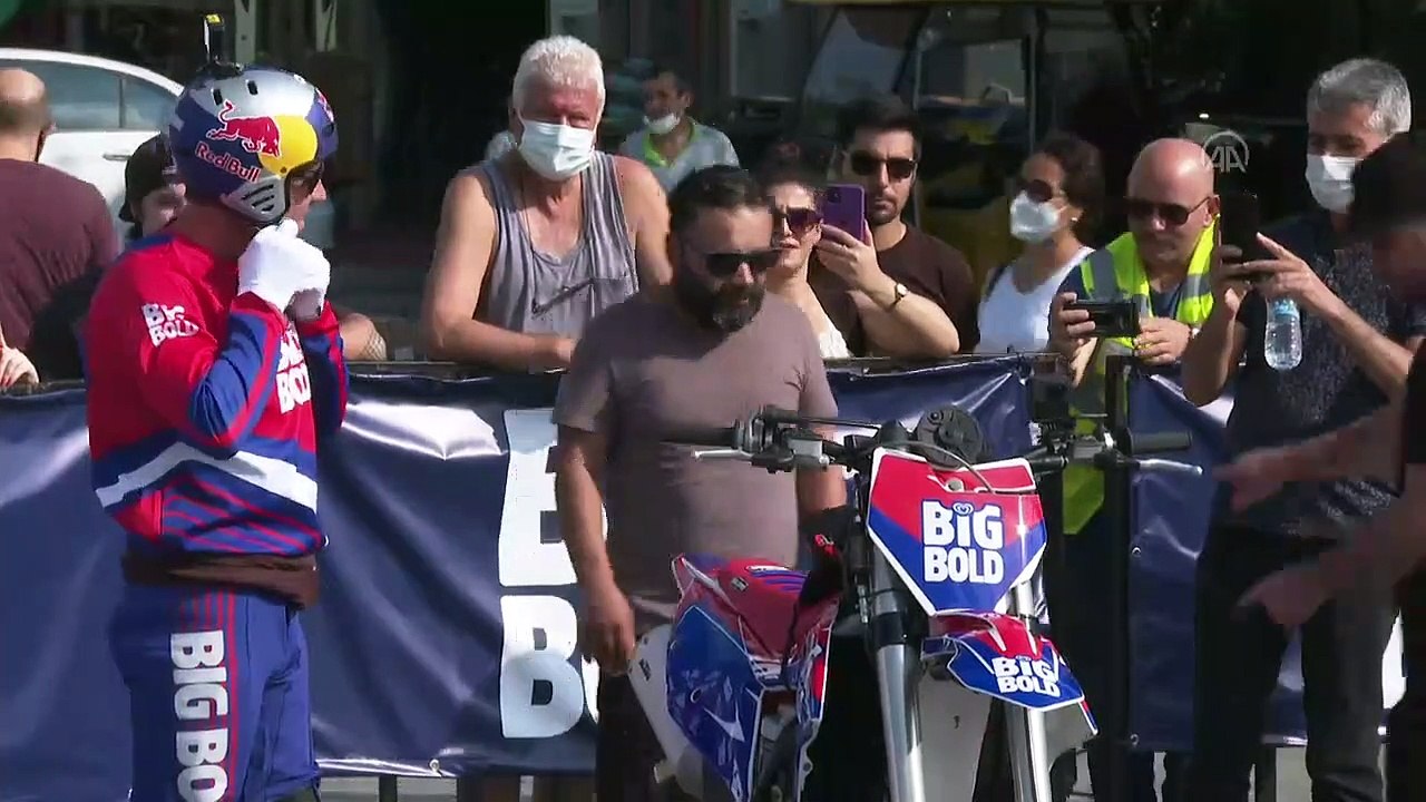 İstanbul Boğazı'nda inanılmaz gösteri! Denizi motosiktle geçti!