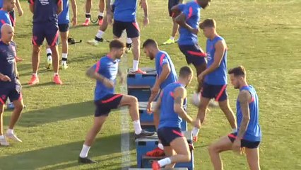 Télécharger la video: El Atlético de Madrid entrena con las ausencias de Joao Félix y Héctor Herrera