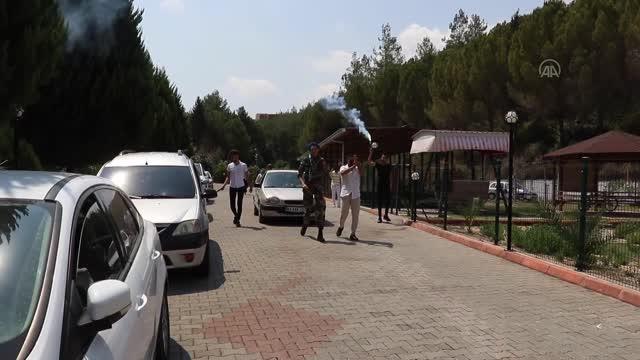 Asker olmak isteyen zihinsel engelli genç için temsili asker eğlencesi düzenlendi