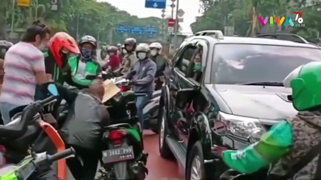 Adu Mulut Pengendara Motor vs Pengemudi Mobil Bikin Macet