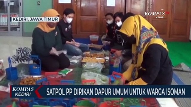 Anggota Satpol PP Kota Kediri Dirikan Dapur Umum Untuk Warga Isoman