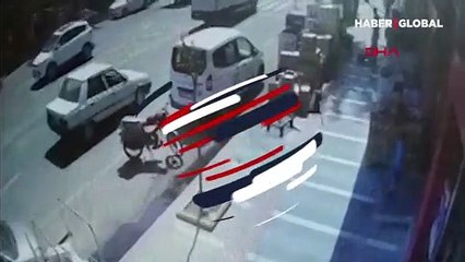 Bebeği araçların arasında kalmaktan son anda kurtardı