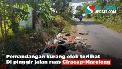 Pemandangan kurang elok terlihat di pinggir jalan ruas Ciracap-Mareleng
