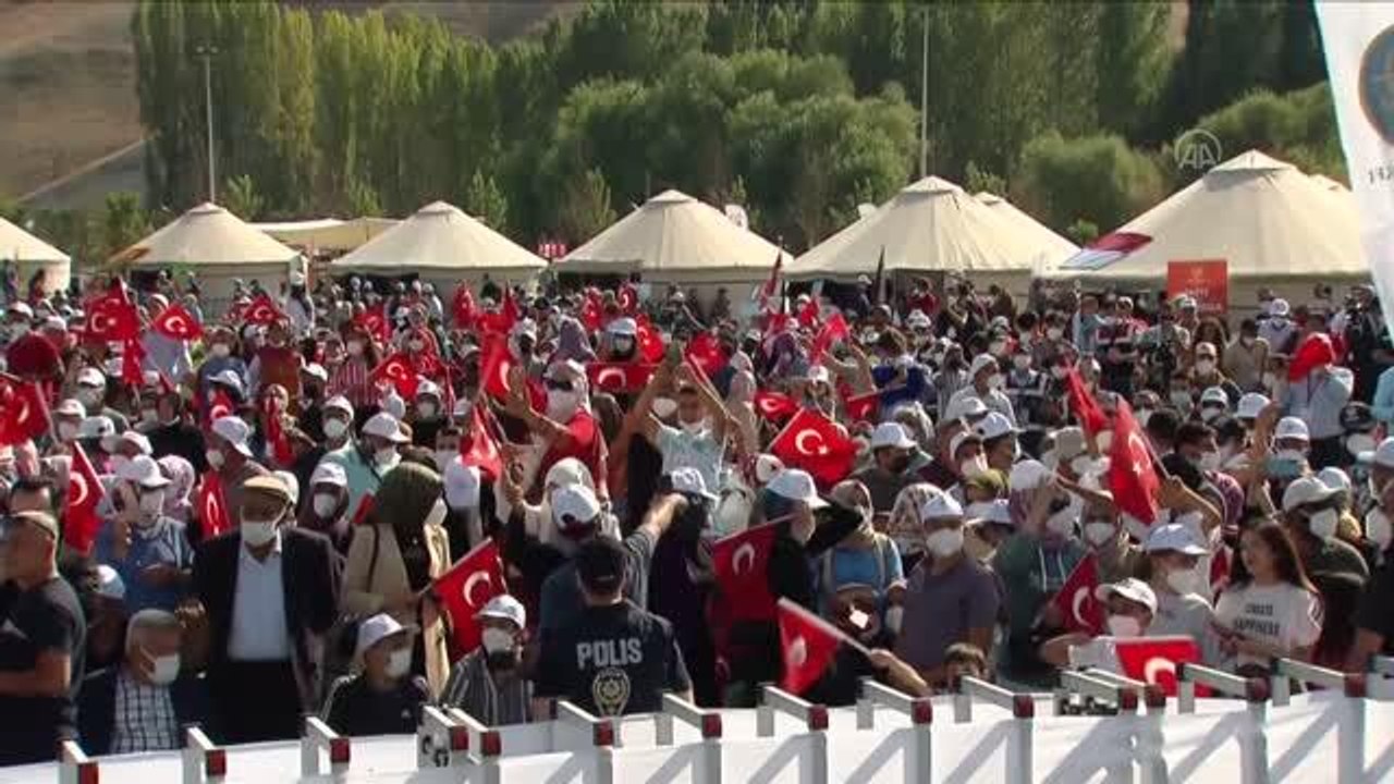 Cumhurbaşkanı Erdoğan: "Horasan bölgesinden Ahlat'a gelen ve buradan da bütün Anadolu'ya dağılan gönül erleri bu topraklarda sevgi, hoşgörü ve...