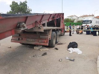 MOTOSİKLET DEMİR YÜKLÜ KAMYONUN ALTINA GİRDİ; 1 ÖLÜ, 1 YARALI