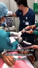 Bác sĩ lôi sán xơ mít dài cả mét ra khỏi bệnh nhân