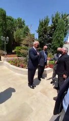 الملك لدى وصوله منزل الفريق أول المتقاعد محمد الملكاوي