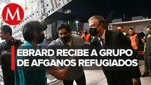 Marcelo Ebrard recibe a grupo de refugiados afganos a México