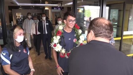 Milli okçular Mete Gazoz ile Yasemin Ecem Anagöz, sporcularla bir araya geldi