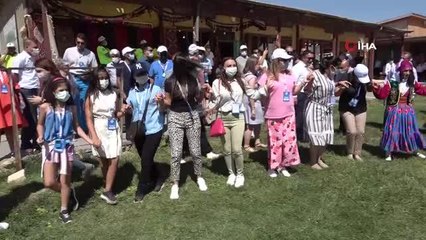 68 ülkenin büyükelçi ve diplomatları Van Kalesi önünde halay çekti