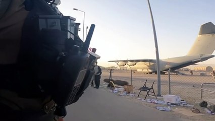 La Policía difunde imágenes de los agentes que siguen en Kabul para evacuar a personal afgano.