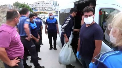 Sultangazi'de durdurulan minibüste 17 kaçak göçmen yakalandı