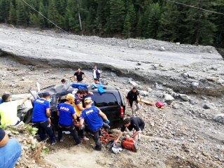 Son dakika haber! Afet bölgesine gelen Bakanlık görevlileri uçuruma uçtu: 1'i ağır 3 yaralı