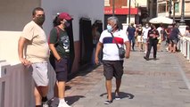 Buñol se tiñe de rojo con 2.000 globos en honor a su Tomatina