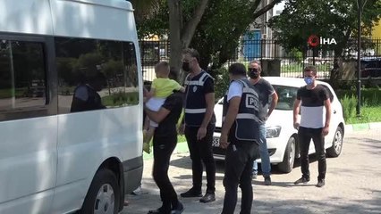 Hırsızlık zanlısı, adliyeye götürülürken göbek attı