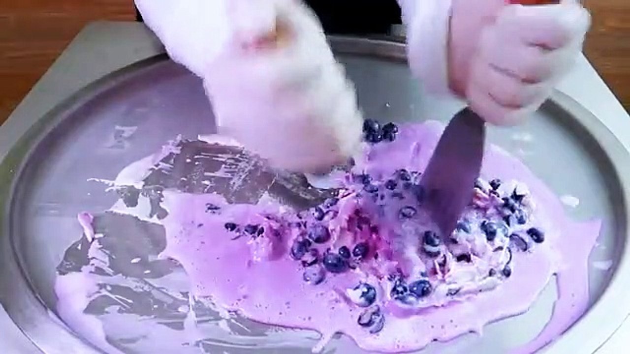Blueberry ice cream rolls street food - ايس كريم رول ب التوت الأزرق