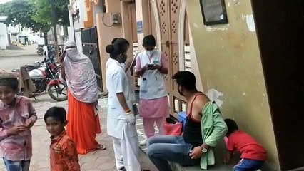 घर-घर पहुंचीं स्वास्थ्य कार्यकर्ताएं, दिया कोरोना सुरक्षा कवच