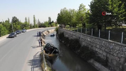 Kafa kafaya çarpışan otomobiller sulama kanalına uçtu