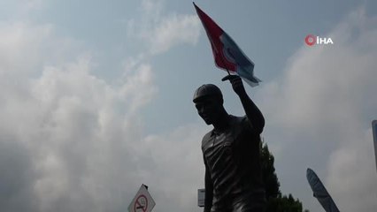 Trabzonsporlu taraftarlar, Nwakaeme'nin heykelini yaptırdı