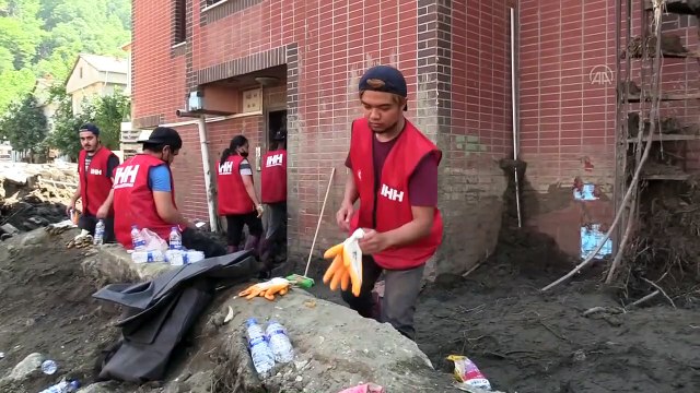 Türkiye'de eğitim alan yabancı öğrenciler Bozkurt'ta yaraların sarılmasına destek veriyor