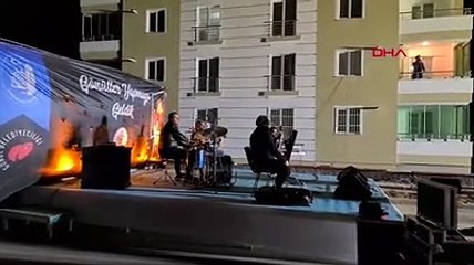 Covid-19'a yakalanan solist, televizyon programını balkondan yaptı