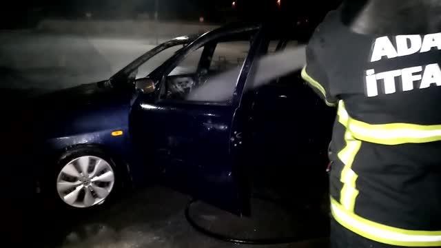 Bir alışveriş merkezinin otoparkında yanan otomobil kullanılmaz hale geldi
