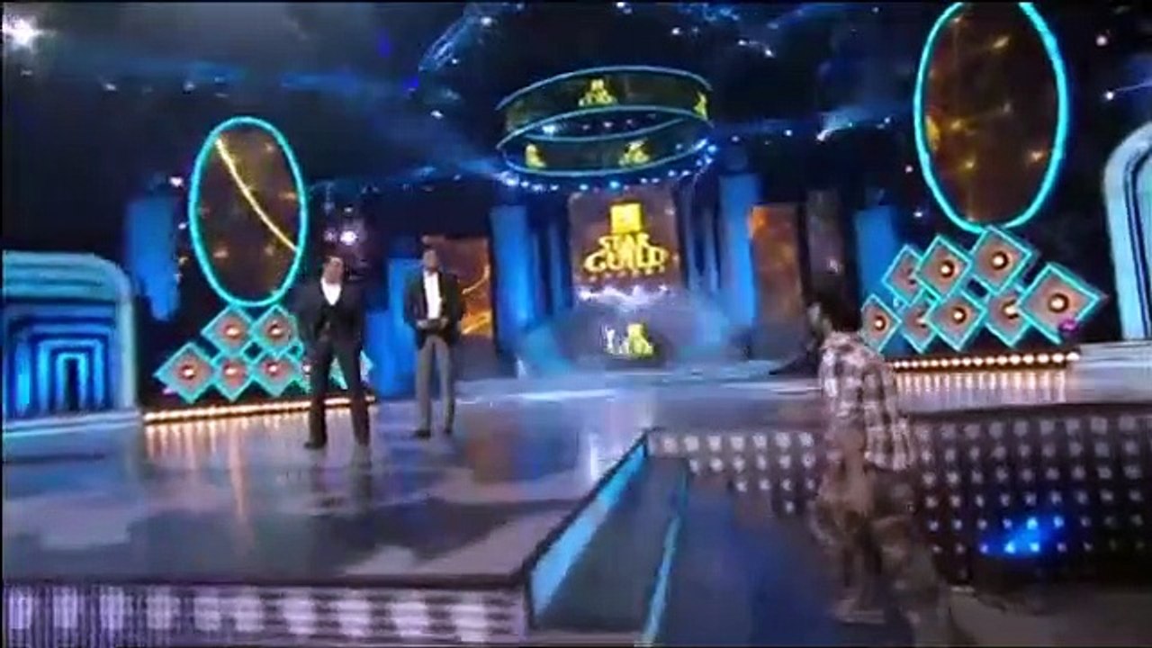 Arijit Singh Receiving Award from Salman Khan for Tum Hi Ho.