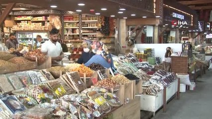 Gurbetçiler akın etti, kapalı çarşı esnafının yüzü güldü